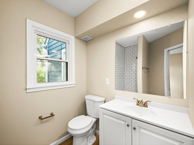 Main level bathroom with a tiled shower