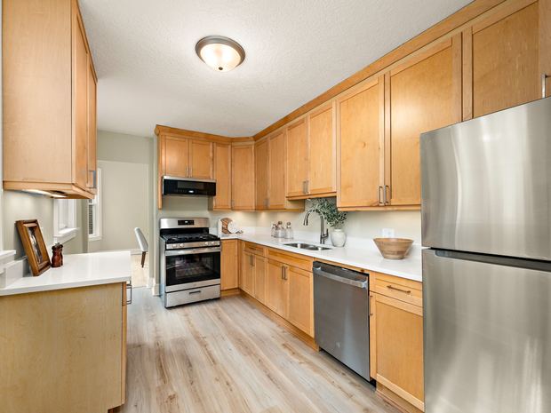 Lower unit kitchen with quartz and stainless